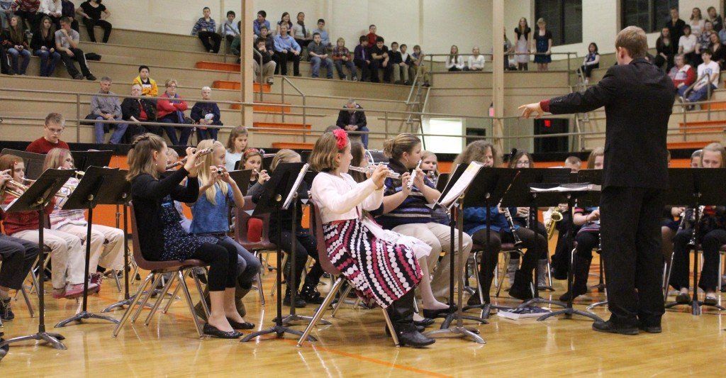 5th Grade Beginning Band bless the audience with seven numbers. 