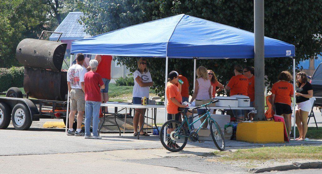 Choir parents served up delicious pork burgers and pork chops in the choir's first fundraiser of the school year,