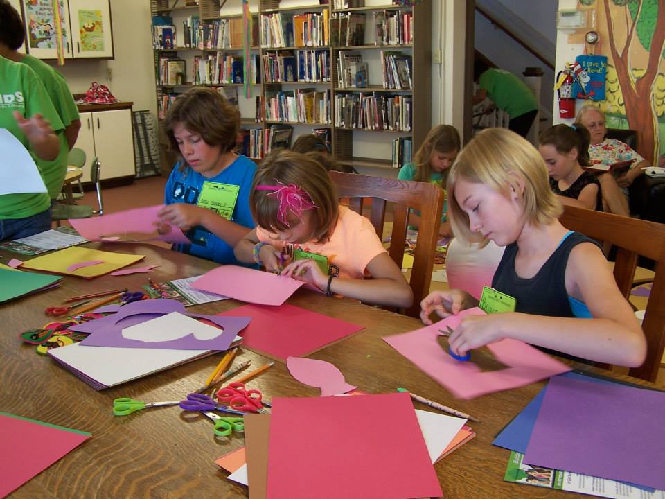 Youngsters made Mola designs last week at the Gillespie Public Library. 
