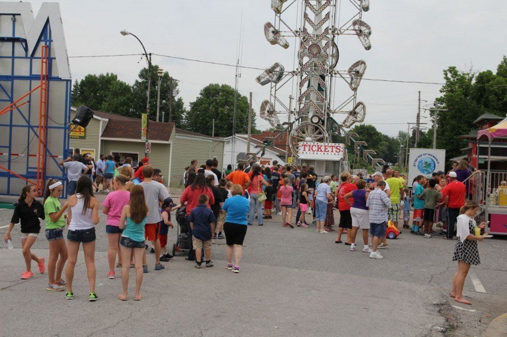 The line for armbands is about a 20 minute wait after the parade Sunday afternoon.