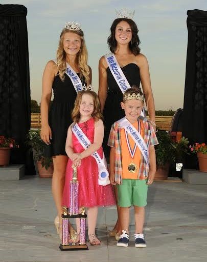 Queens Madi Rogers and Stasia Nejmanowski crown Sami Schneider of Girard and Cade Vinyard of Girard as Macoupin County's 2014 Little Miss and Mister.