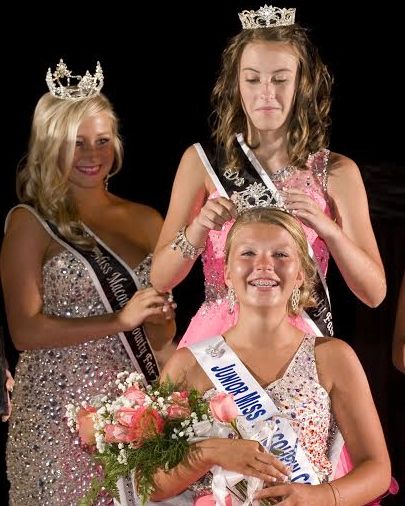 2014 Jr. Miss County Fair Stasia Nejmanowski being crowned by 2013 Queen Maya Marcacci.