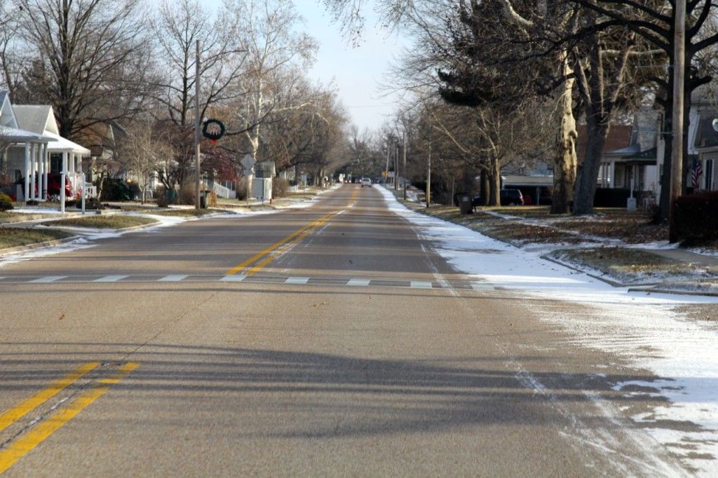 A light dusting of snow covers the shoulders of Elm Street last week in Gillespie. 