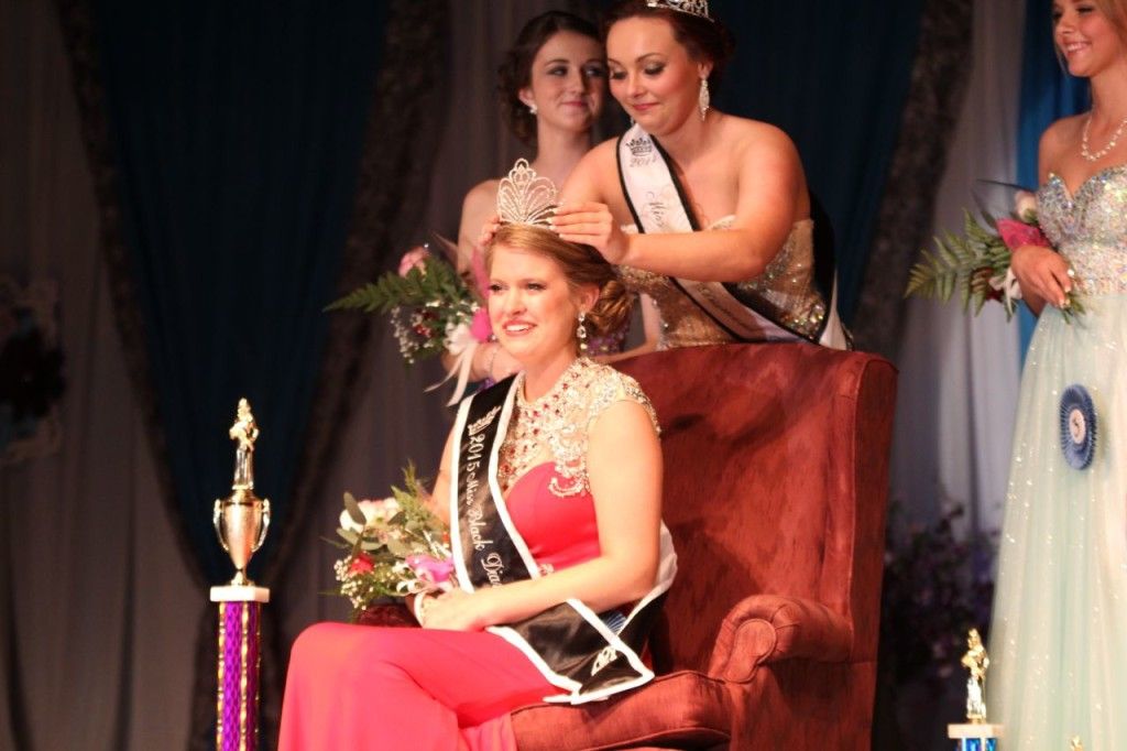 Emily Harszy being crowned 2015 Miss Black Diamond Days by retiring queen Kaitlin Henrichs. 