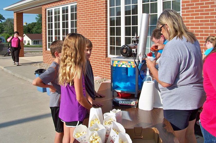 Kids line up to get a free iced snow cone at Benld Library's family activity event held last week. The library reported 80 pounds of ice and 20 pounds of popcorn were used. (Photo by Benld Library)
